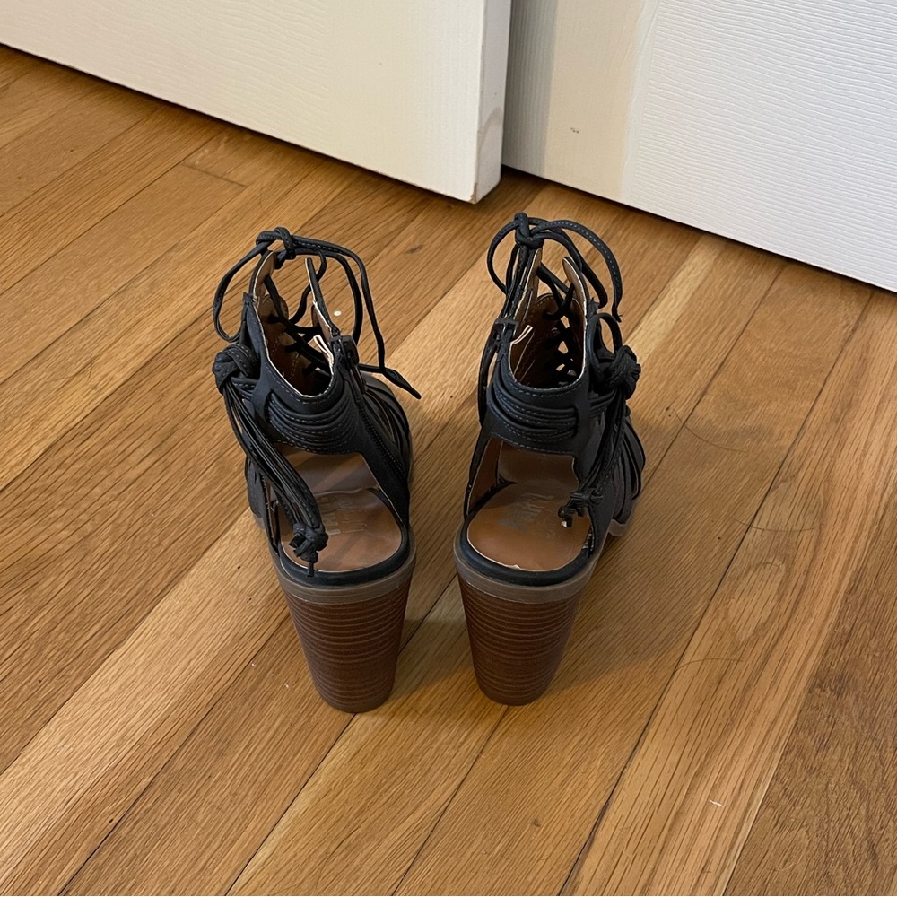 Buckle heels - Picture 2 of 3